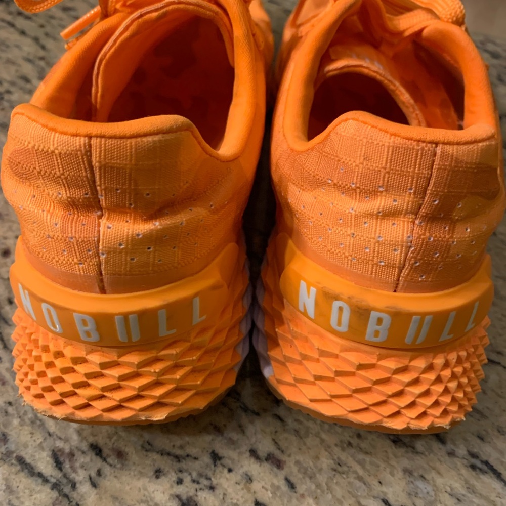 NOBULL NEON ORANGE CAMO RIPSTOP RUNNER -
WOMEN 8.5 / MEN: 7
 Neon Orange Camo